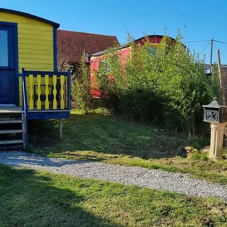 Holiday home Roulotte Et Jacuzzi De Rachel Au Domaine Du Reuze Winnezeele