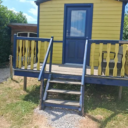 Ferienhaus Roulotte Et Jacuzzi De Rachel Au Domaine Du Reuze Winnezeele
