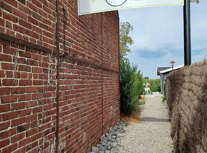 Roulotte Et Jacuzzi Au Domaine Du Reuze Hébergement de vacances Winnezeele